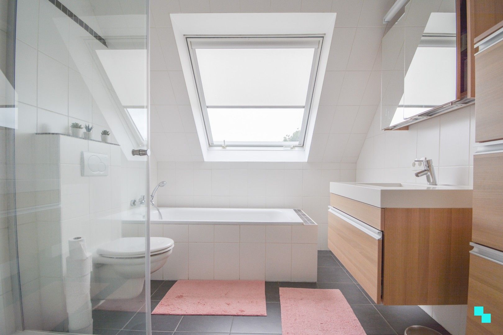 Smaakvol gerenoveerde woning met garage achteraan te Roeselare foto 21