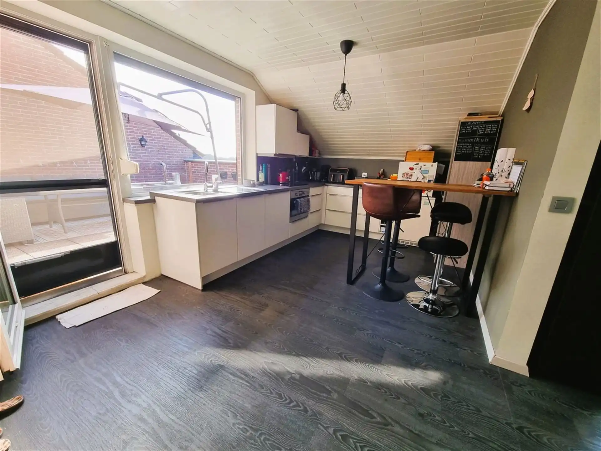 Zeer ruim dakapp 110m² met mooi zonnig terras, 2 slaapkamers en staanplaats achteraan foto 3