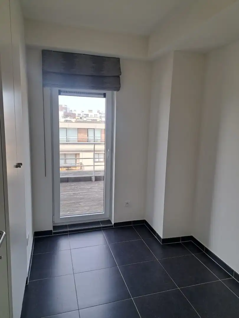 Centraal gelegen ruim  appartement TE HUUR op JAARBASIS foto 9