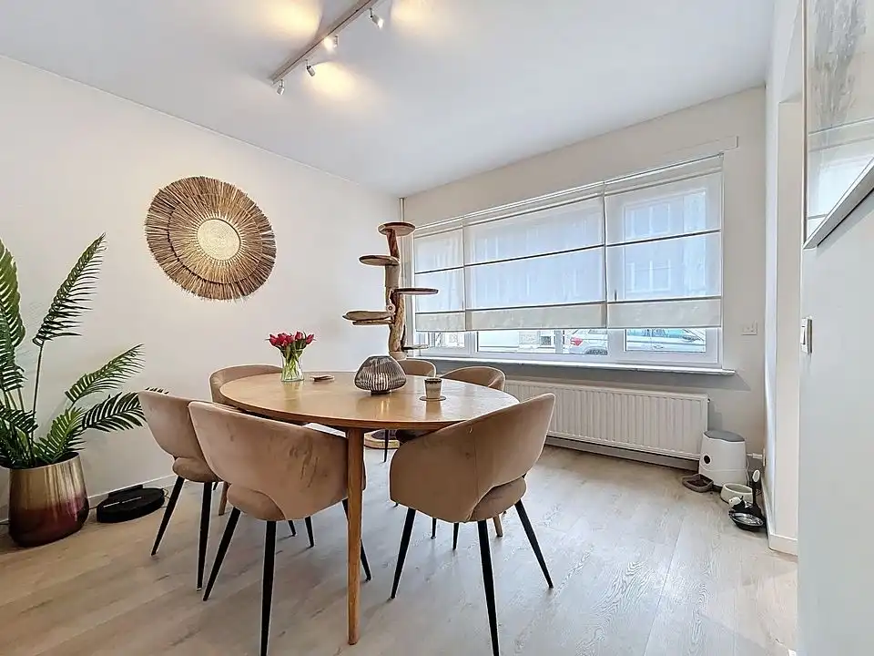 Gerenoveerd hoekappartement GLV  (2 slpks + dressing/bureau/babykamer) met tuin en garage foto 8