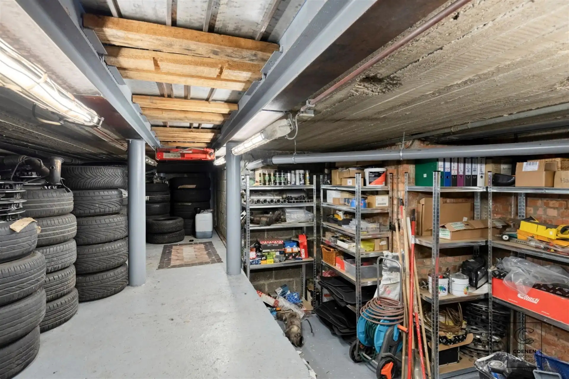 Commercieel pand/garage op uitstekende locatie te Deurne! foto 9