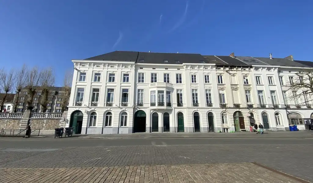 Handelsruimte te koop op Sint-Pietersplein in Gent foto {{pictureIndex}}