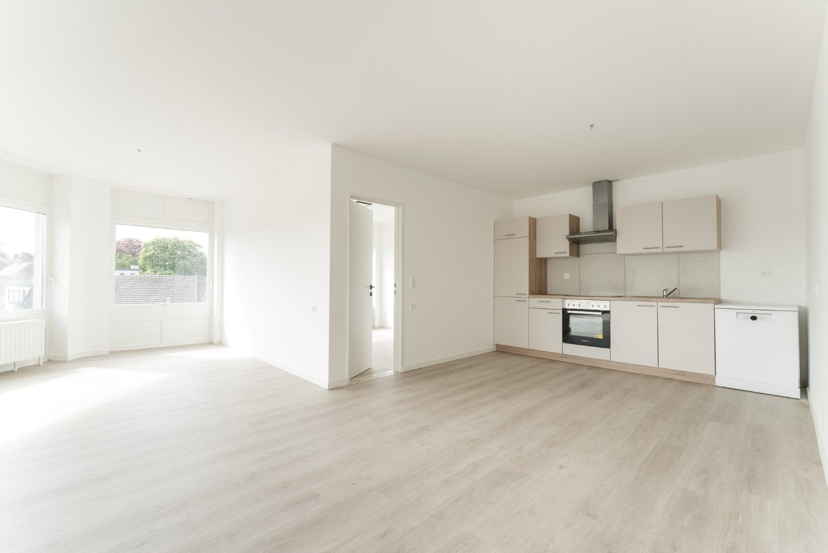 Volledig gerenoveerd 3 slaapkamer appartement in Neerpelt centrum. foto 2