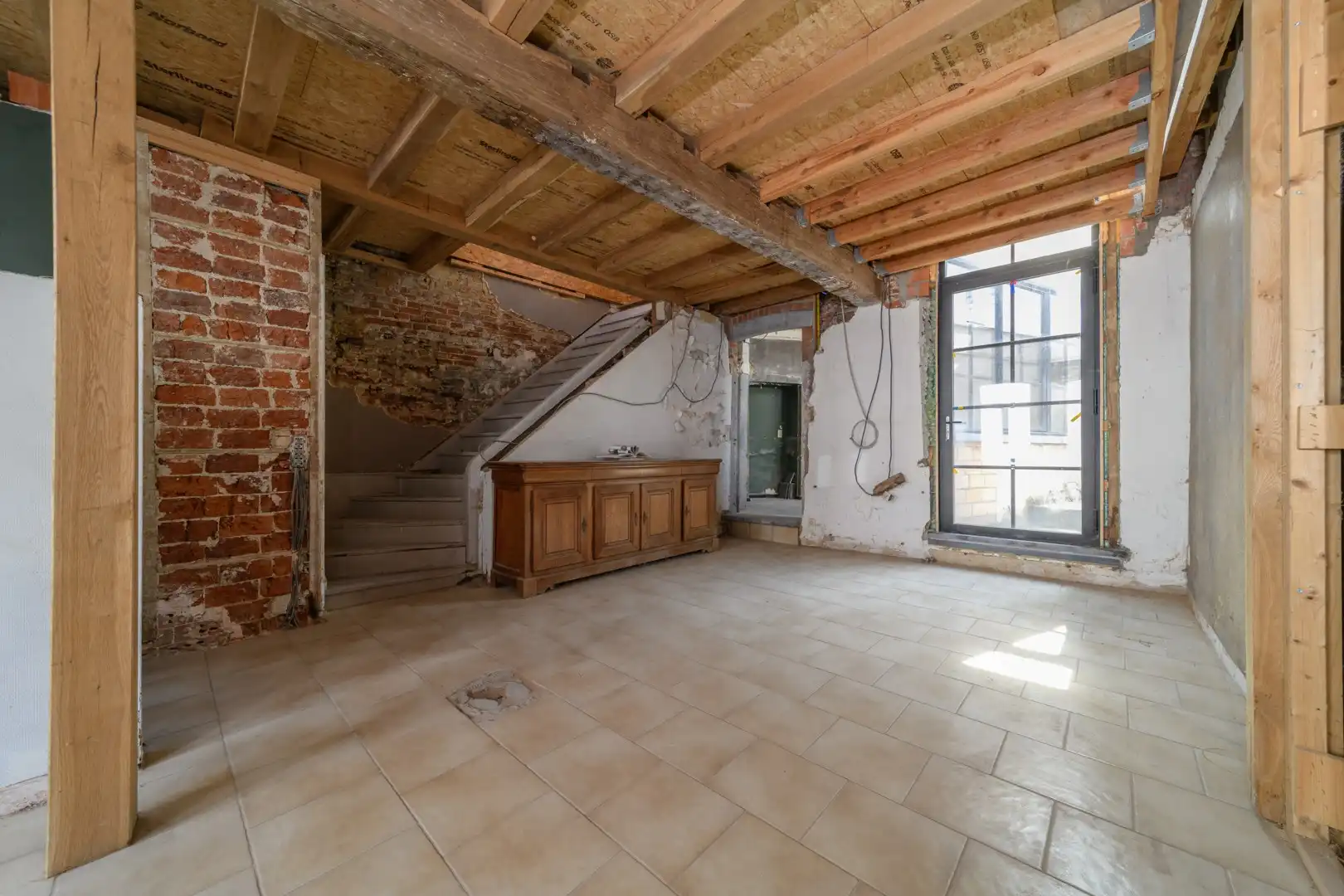 Zeer gunstig en centraal gelegen, verder af te werken karaktervolle woning foto 3