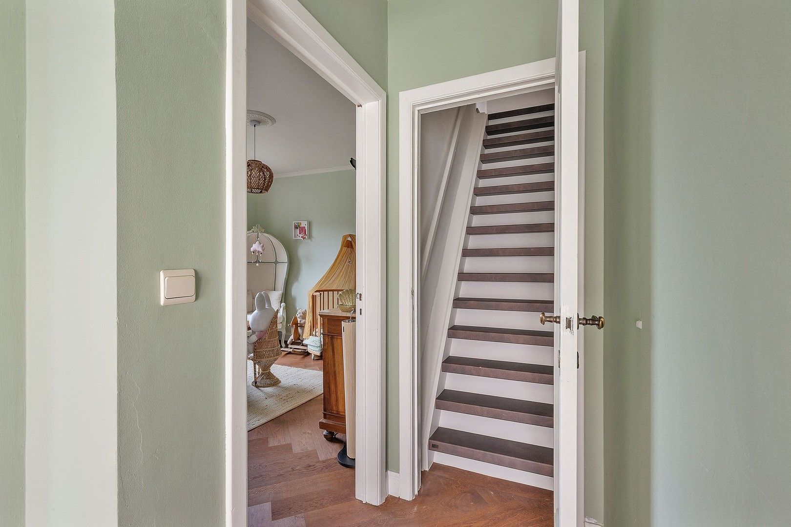 Prachtige karaktervolle, halfopen, robuuste én energiezuinige bel-étage van de jaren '50 met 4 slaapkamers, garage, kelderverdieping en paradijselijke tuin. foto 25