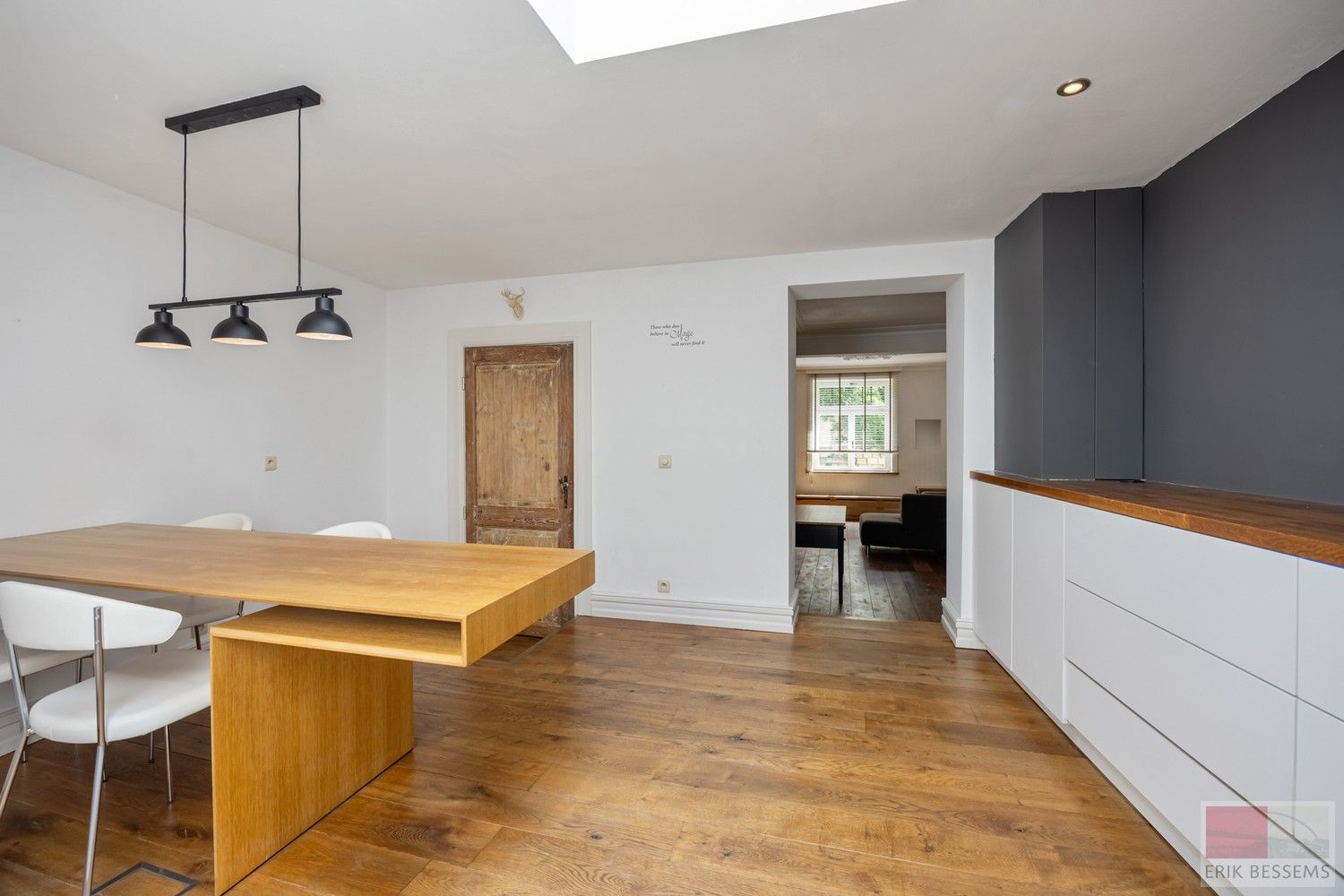 Licht op te frissen woning met drie slaapkamers, gelegen in een gezellige woonomgeving. foto 8