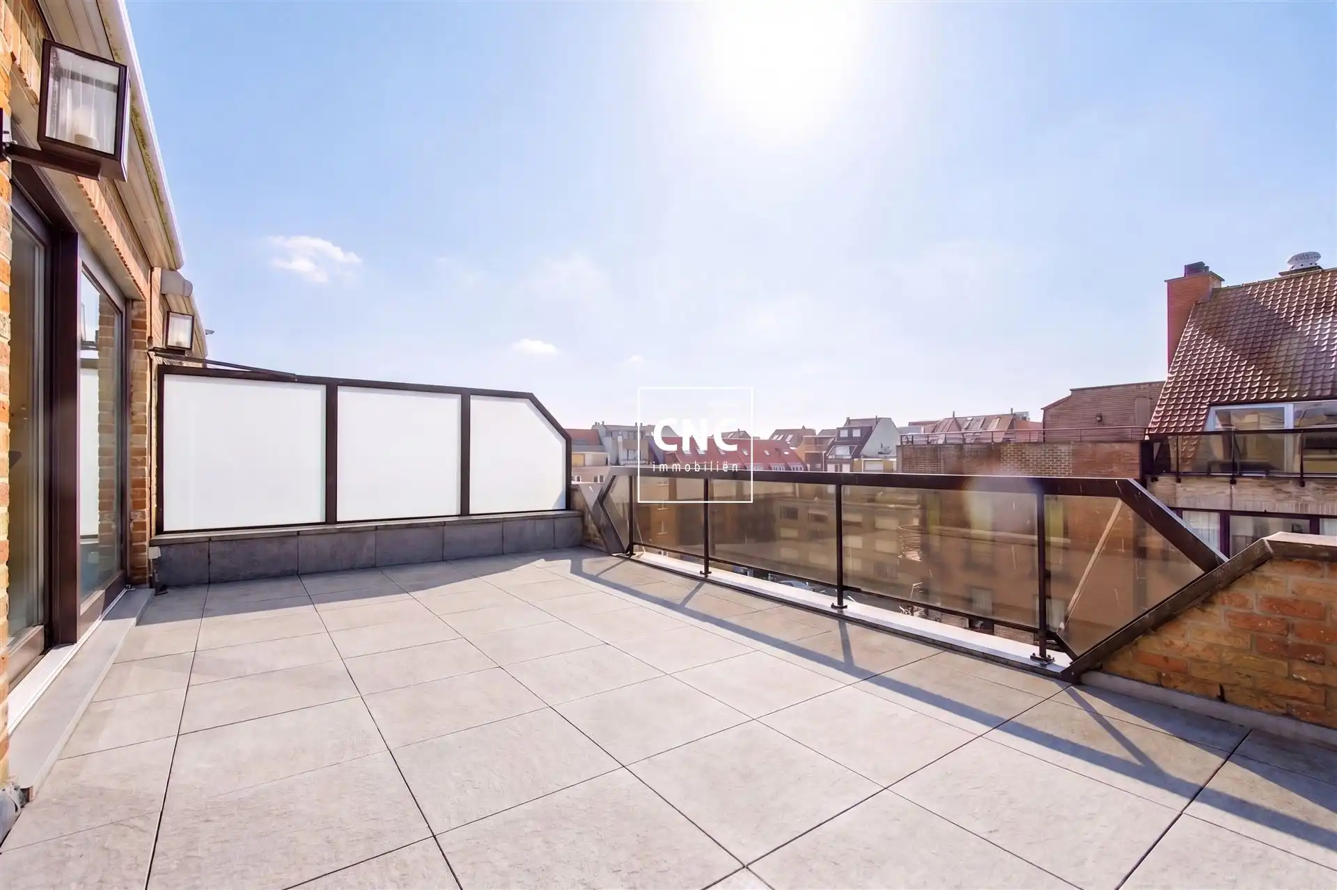Gerenoveerde penthouse met grote terrassen nabij de zeedijk foto 5