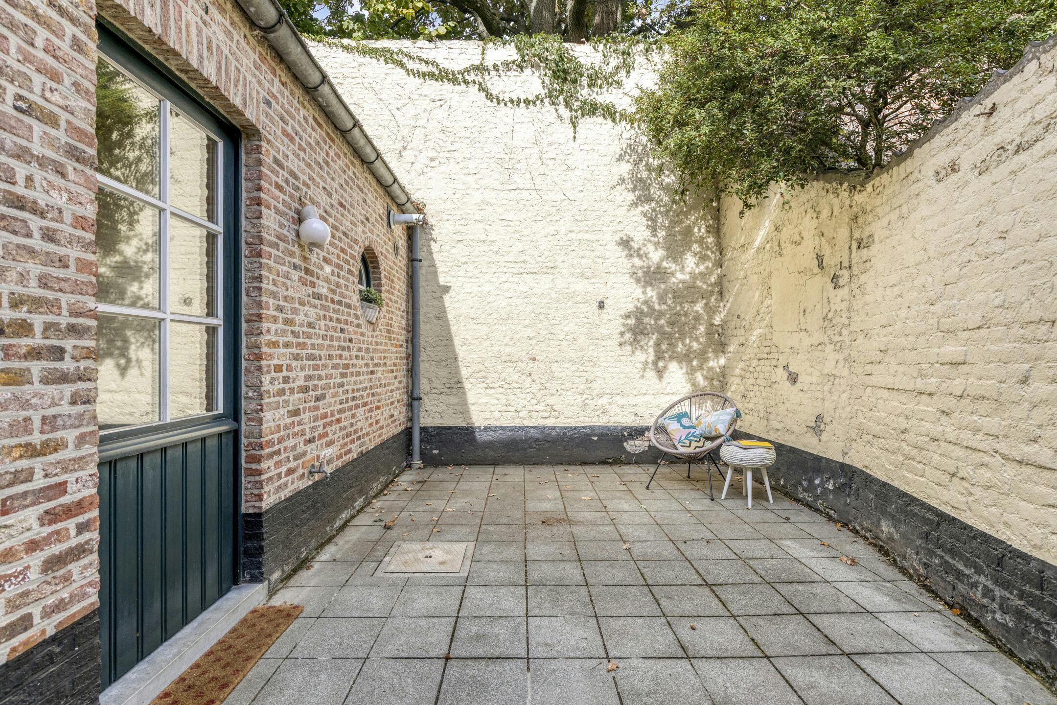 Charmevol huis met 2 slaapkamers en stadskoer in hartje Brugge foto 2