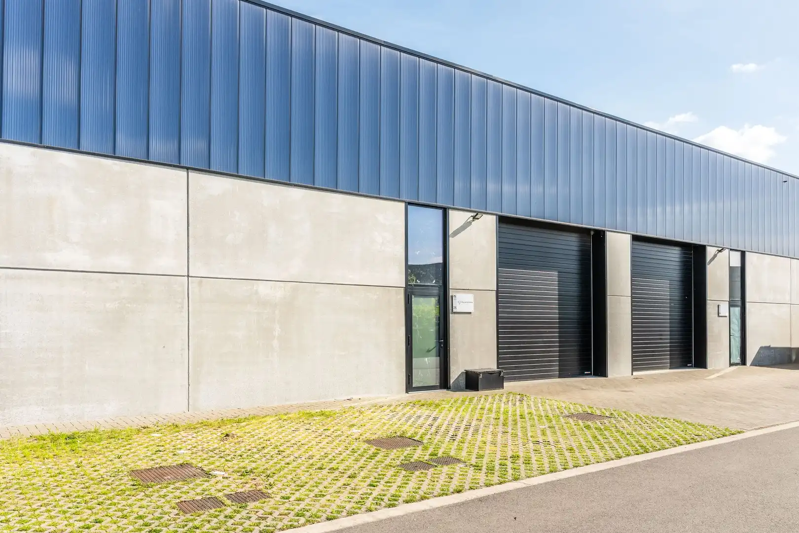 KMO-unit van 253 m² met 3 parkeerplaatsen en vergunde conciërgewoning foto 2