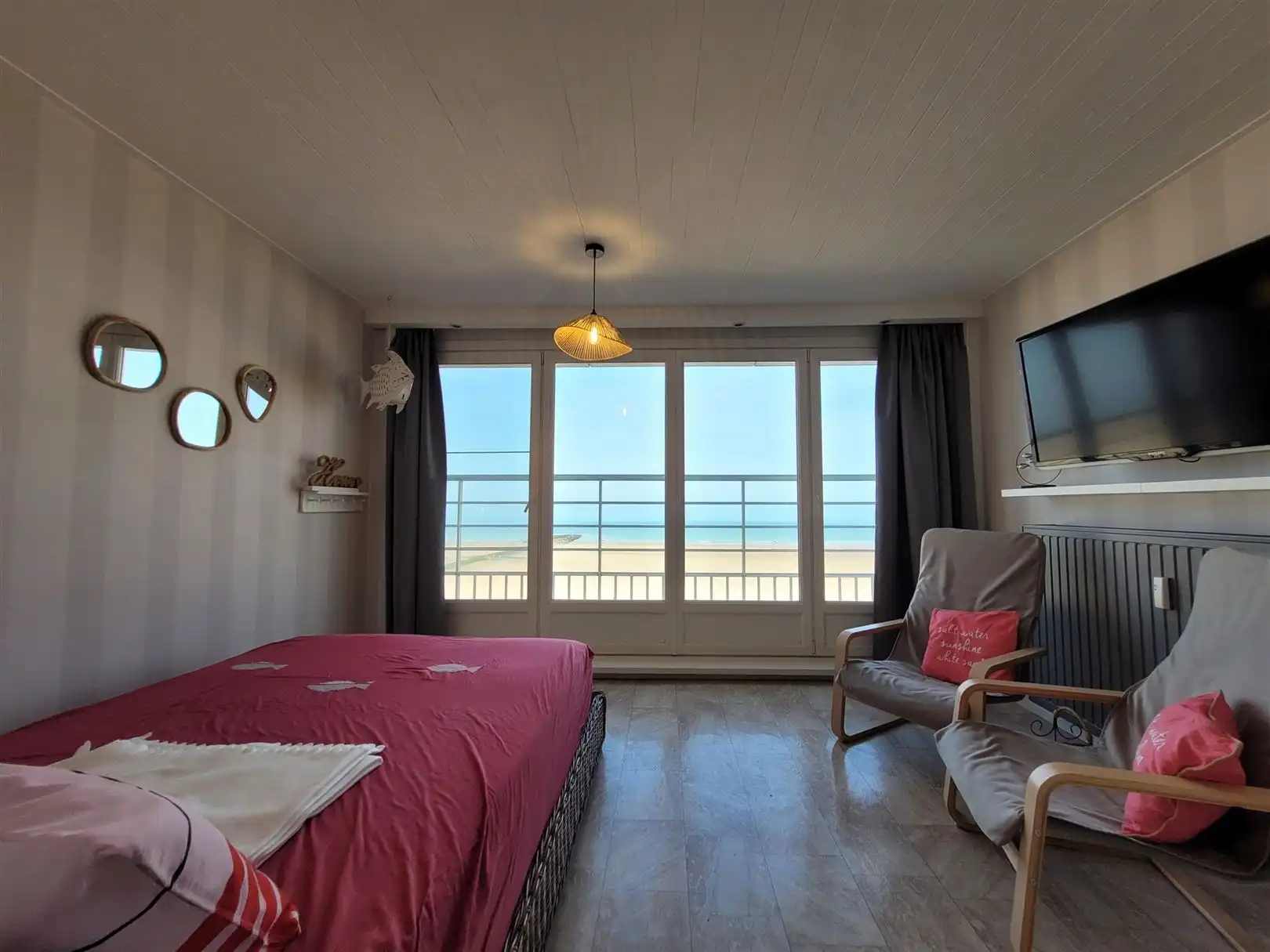 Gemeubelde studio met zeezicht foto {{pictureIndex}}