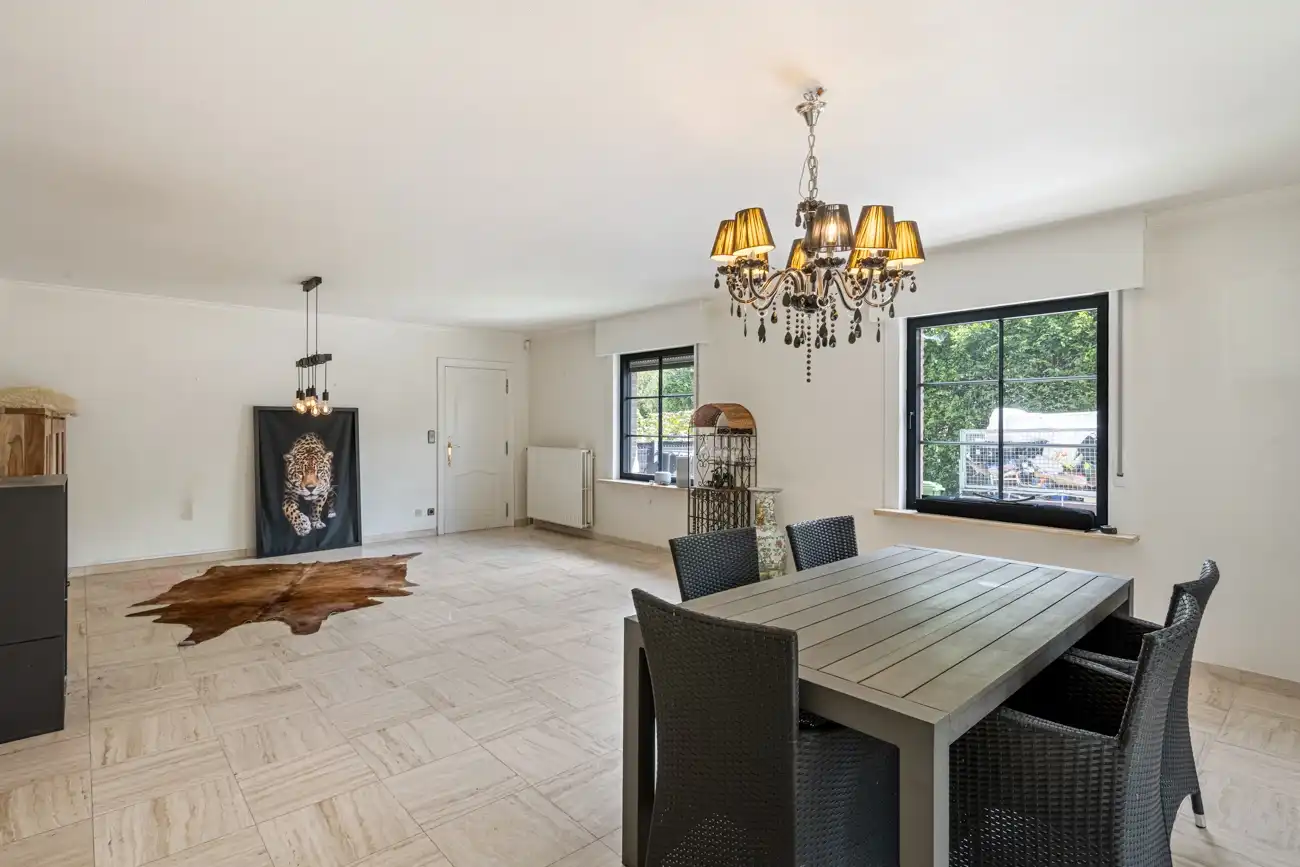 Ruime op te frissen gezinswoning met 4 slaapkamers, dubbele garage en zonnige tuin op 1.595 m² foto 6