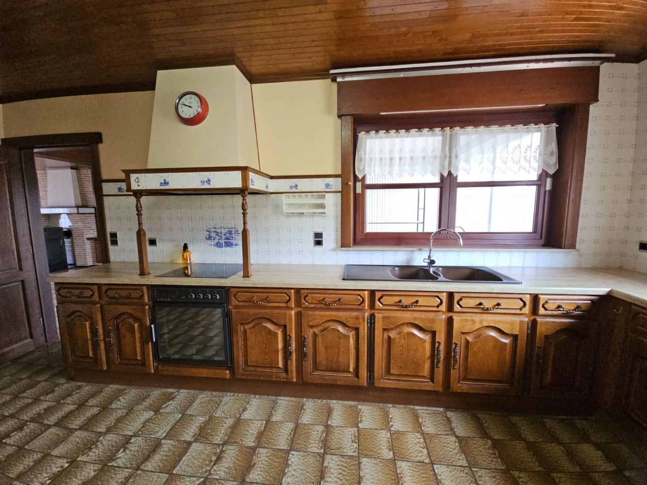 Volledig onderkelderde villa met zongerichte tuin foto 12