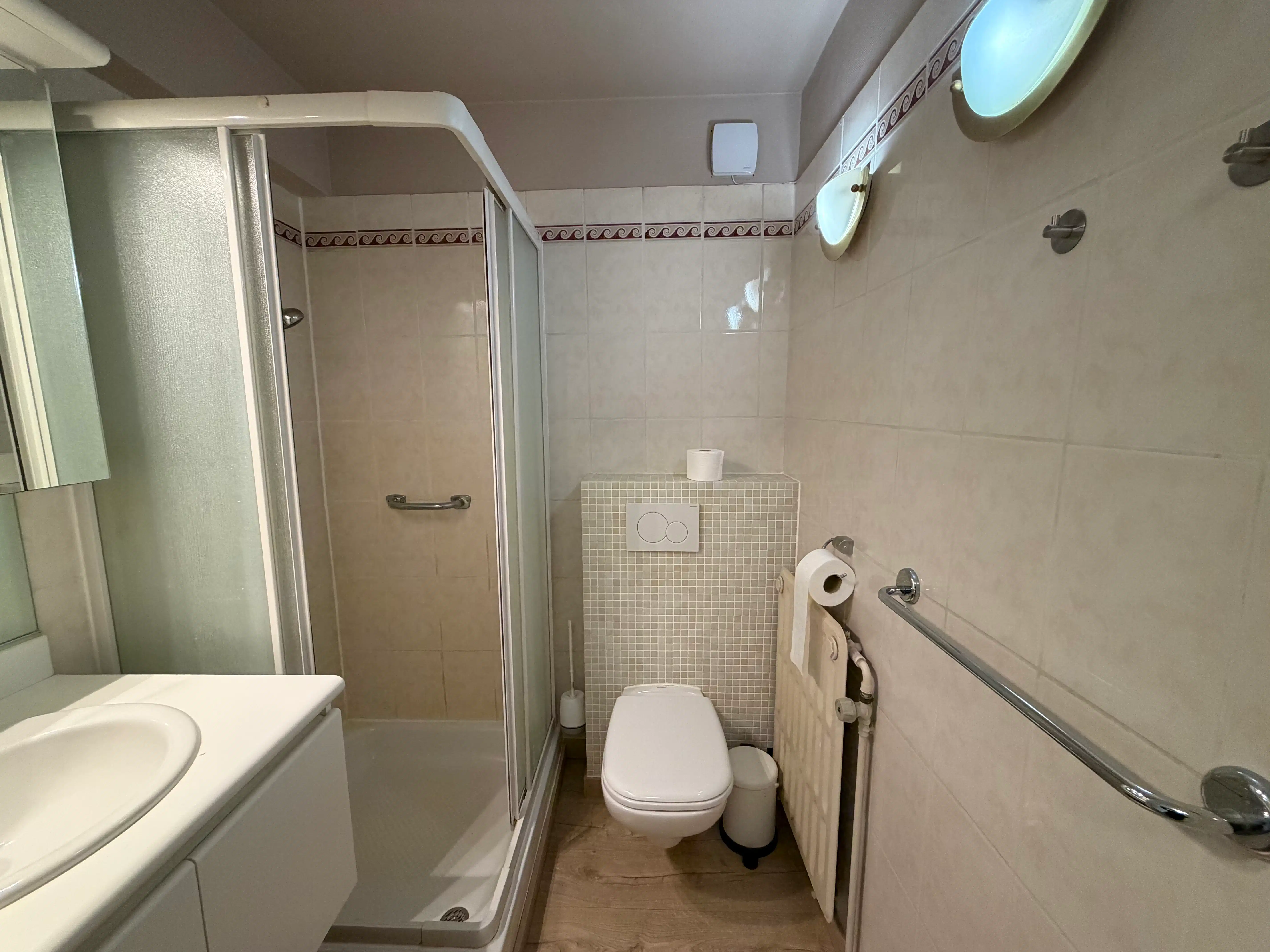 Goed onderhouden appartement met twee slaapkamers gelegen in een residentiële wijk. In een gebouw met lift. foto 12