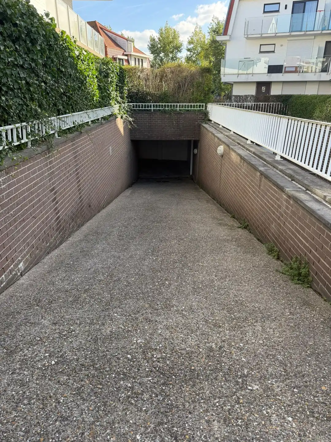 Gesloten garagebox in de omgeving van het casino! foto 3