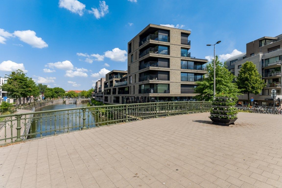 Mooi gelegen appartement langsheen het water met terrassen en parkeerplaats te Gent foto {{pictureIndex}}
