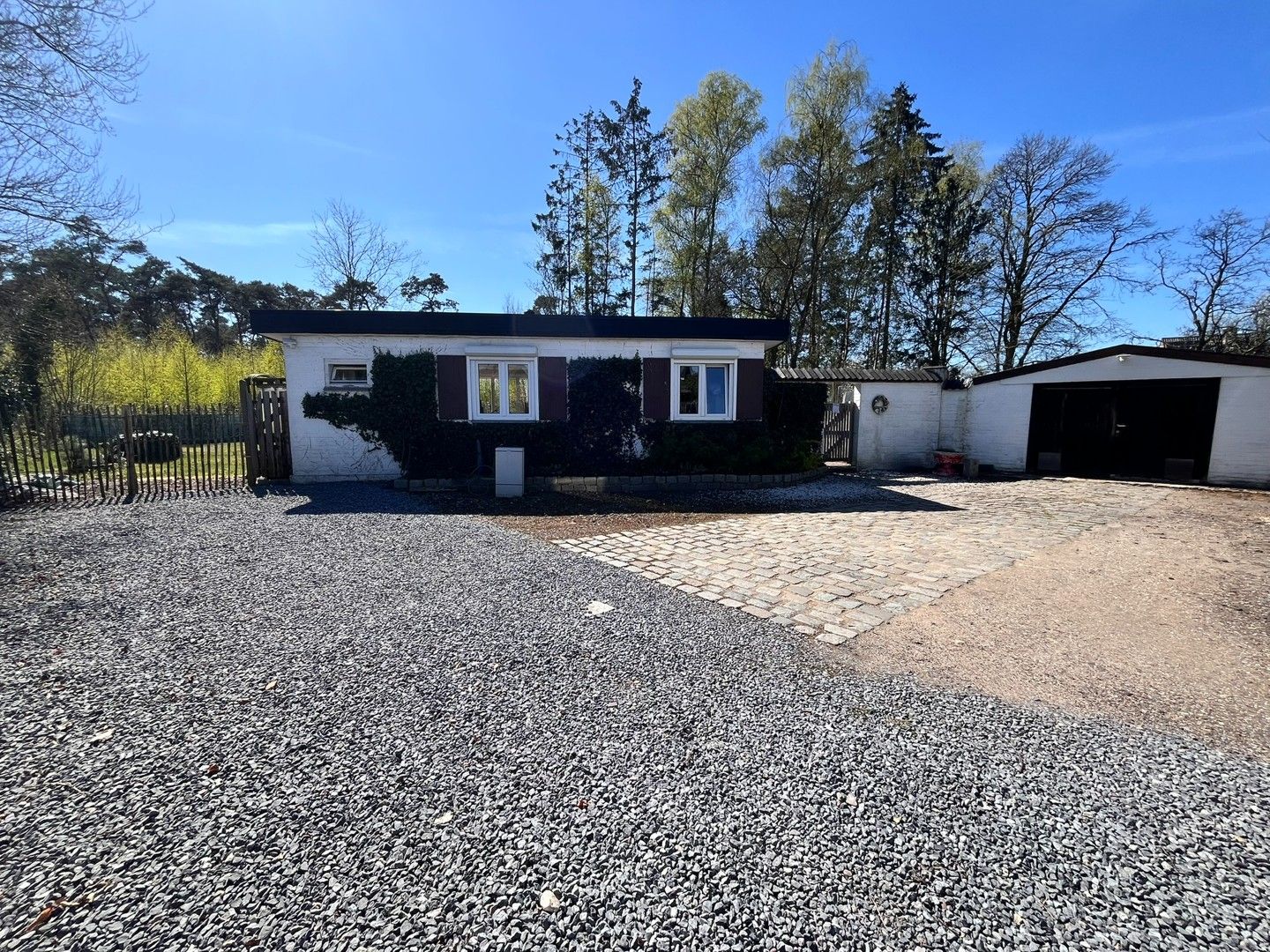Bungalow met garage en tuin foto 3