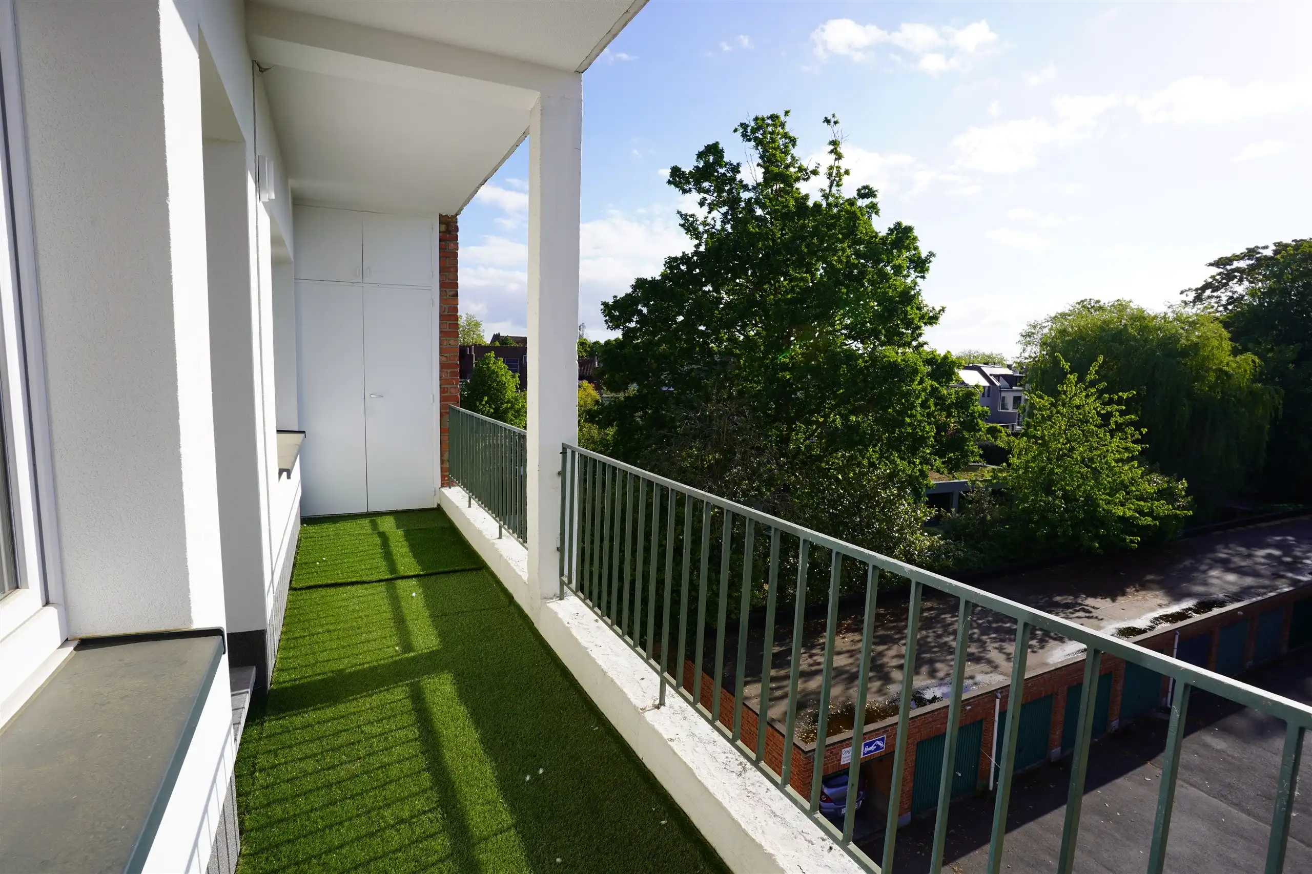Vernieuwd appartement met garage en terras foto 4