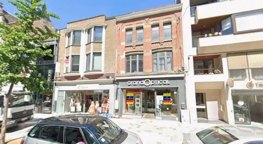 Handelspand op toplocatie in de Ooststraat te Roeselare – ca. 130 m² met brede etalage foto {{pictureIndex}}
