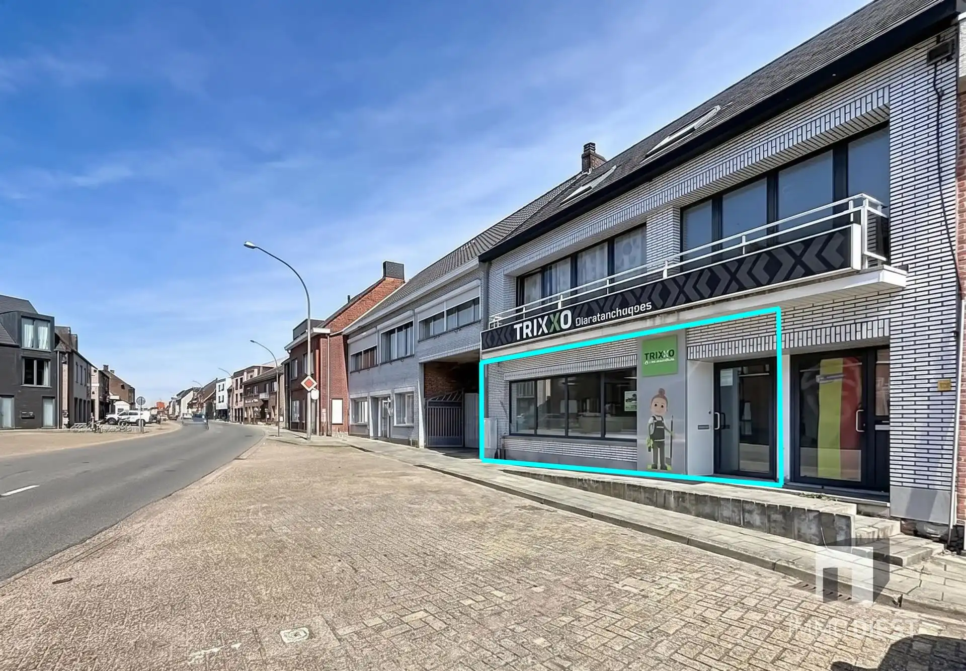 Handelsgelijkvloers van 230m² met private, achterliggende parking voor 3 wagens. foto {{pictureIndex}}