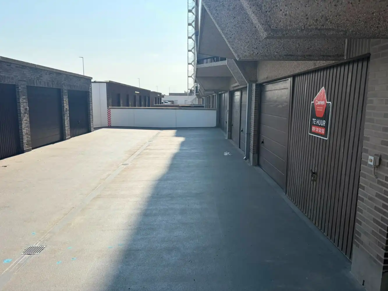 Gesloten garagebox aan de Zeedijk foto 3