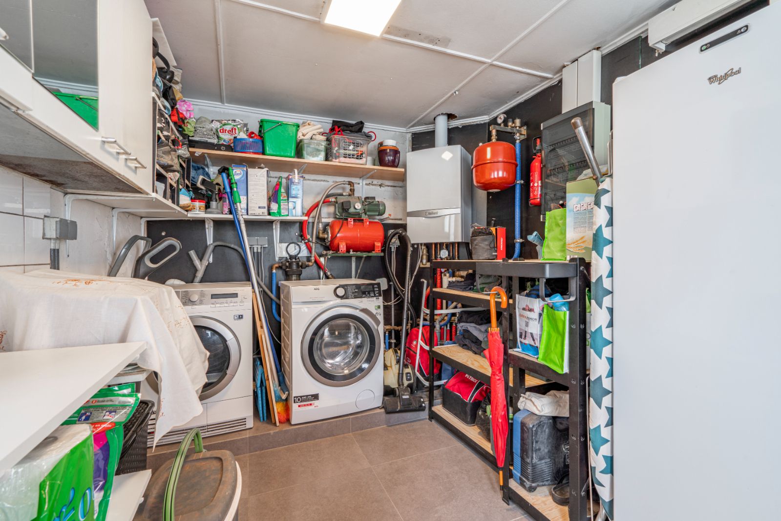 Instapklare woning met zonnepanelen en uitweg via achterliggende ruime garage! foto 12