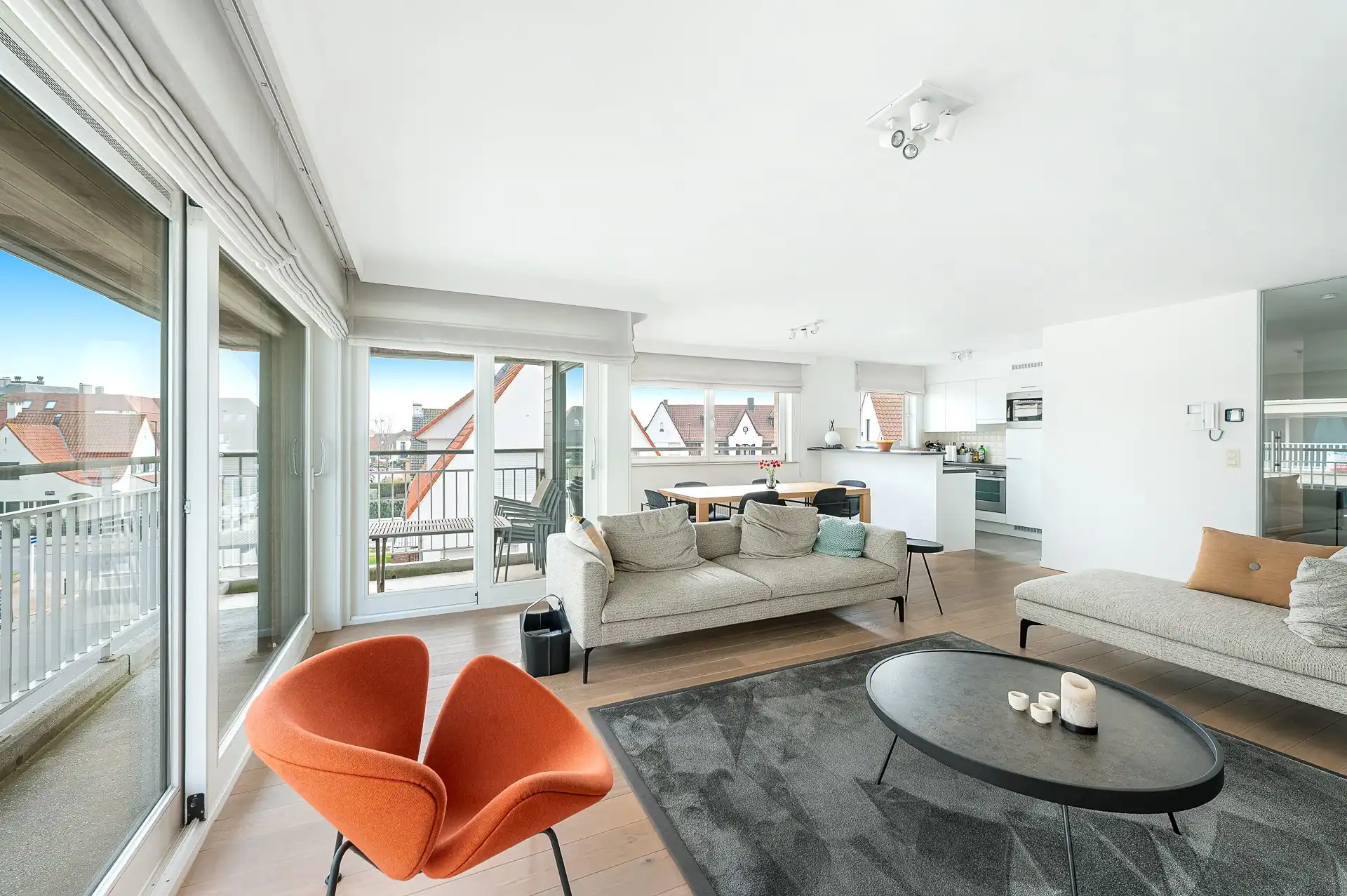 Hoek appartement met zijdelings zeezicht in recente residentie foto {{pictureIndex}}