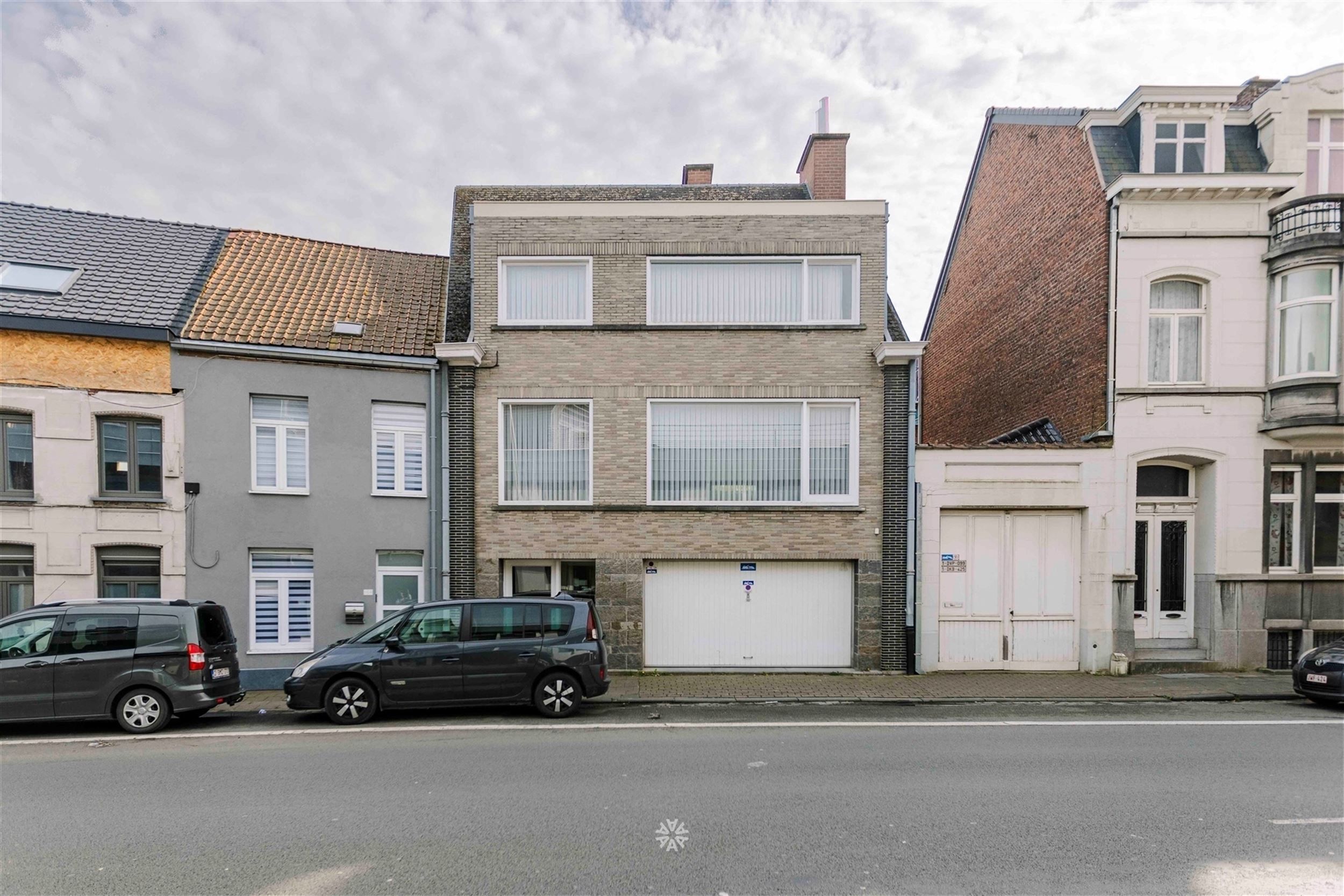 Zeer ruime bel-etage woning met praktijkruimte in centrum Ronse foto {{pictureIndex}}