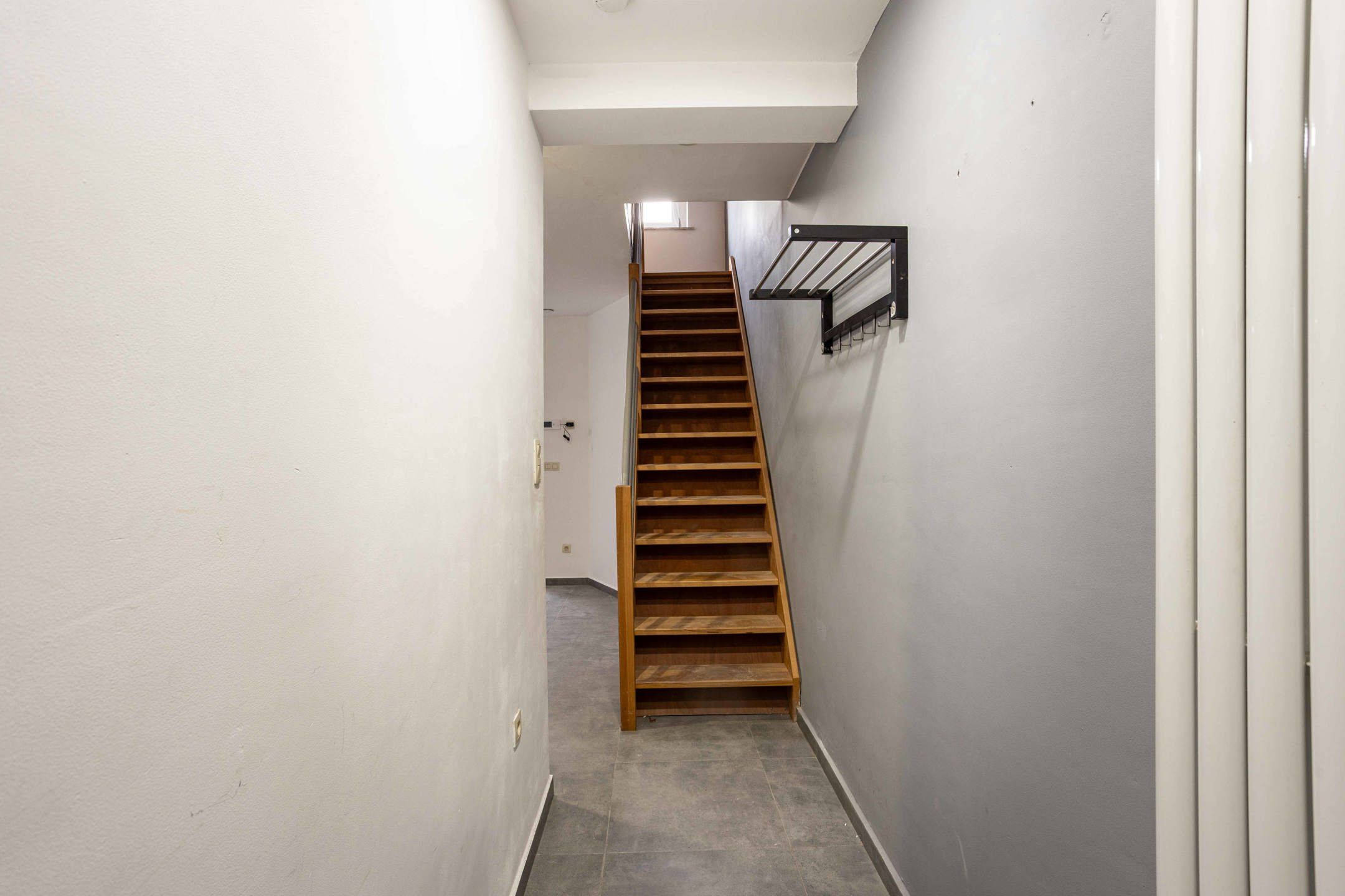 Gerenoveerde woning met 3 slaapkamers en terras. foto 3