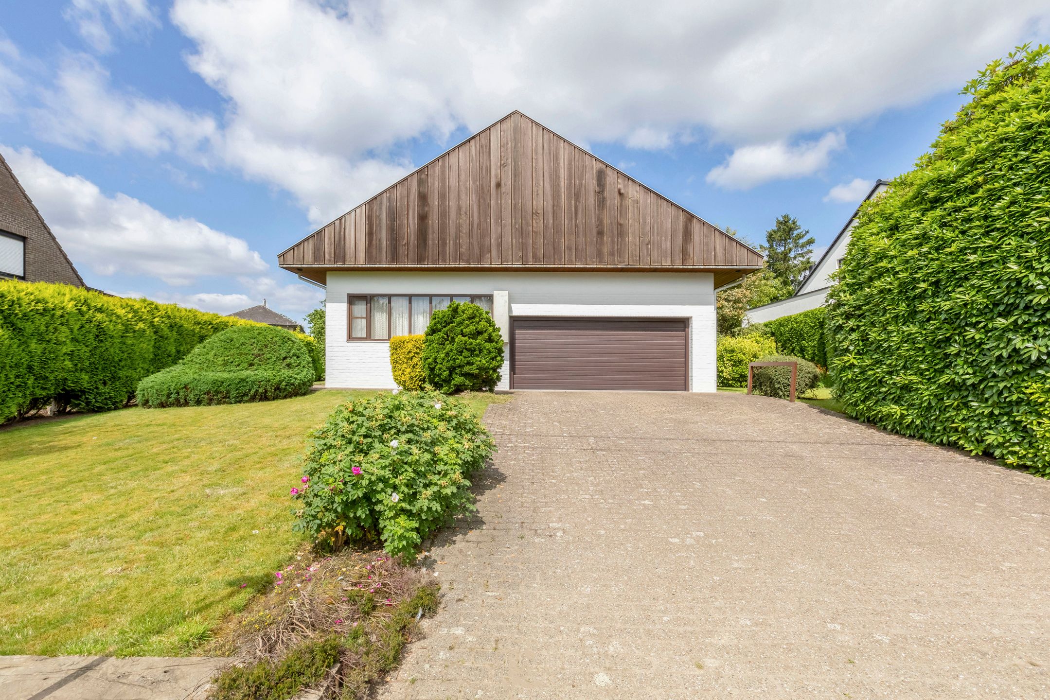 Jaren zeventig villa op prachtig perceel foto 3