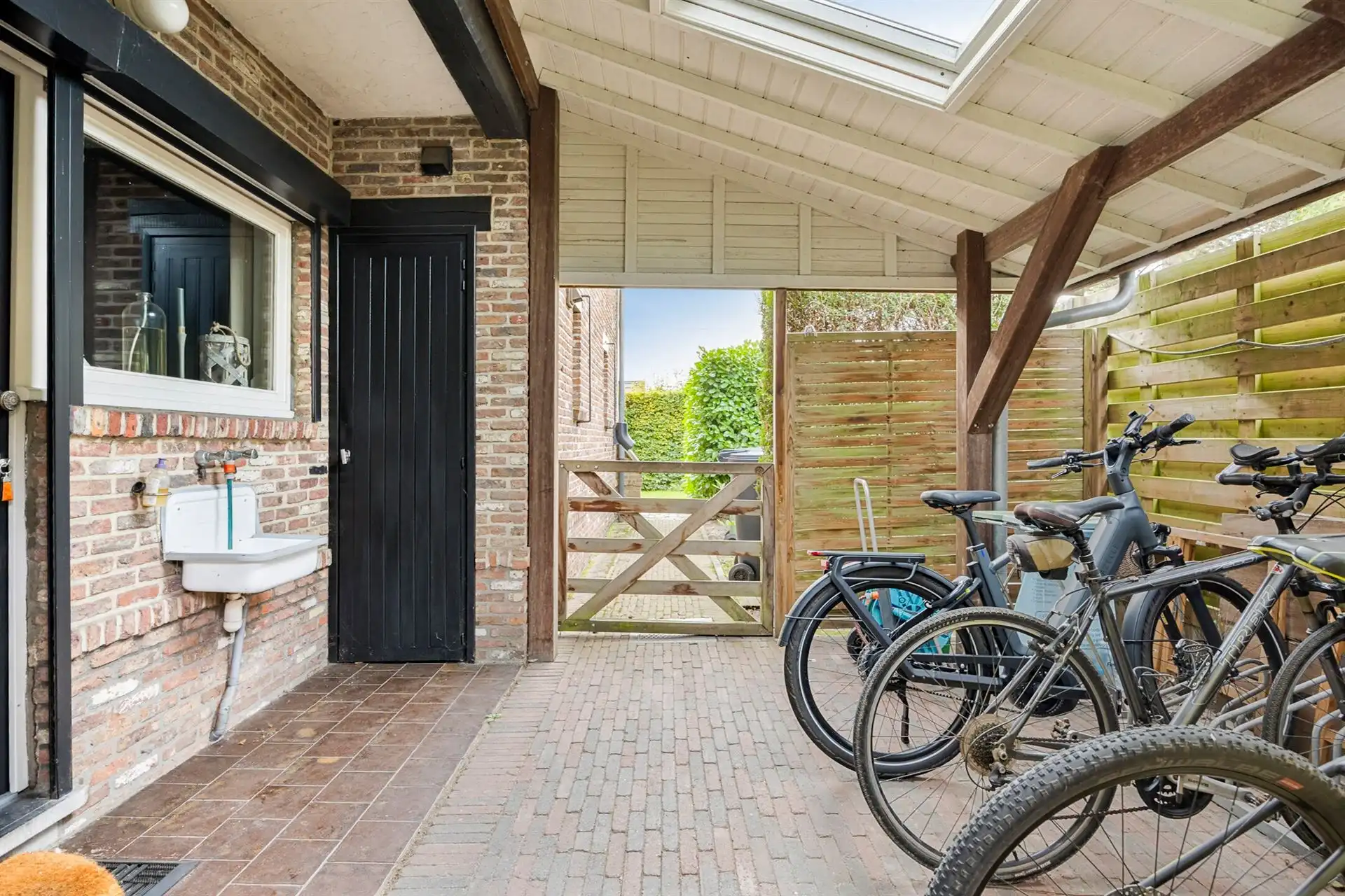 Instapklare woning met 3slpk's en bew. opp. van 220 m²! foto 28