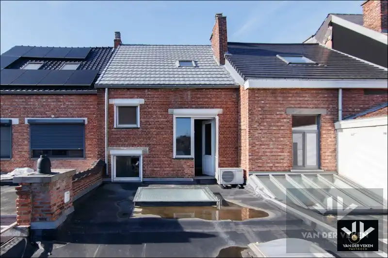 Ruime en goed gelegen te moderniseren rijwoning met gezellige binnekoer, garage en/of atelier foto 17