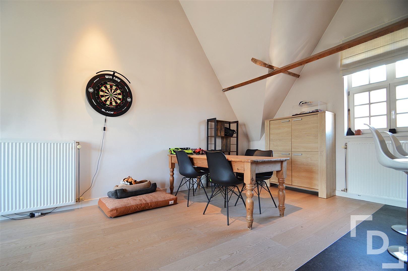 Ruim duplex appartement met garage te huur op toplocatie in Ieper foto 3