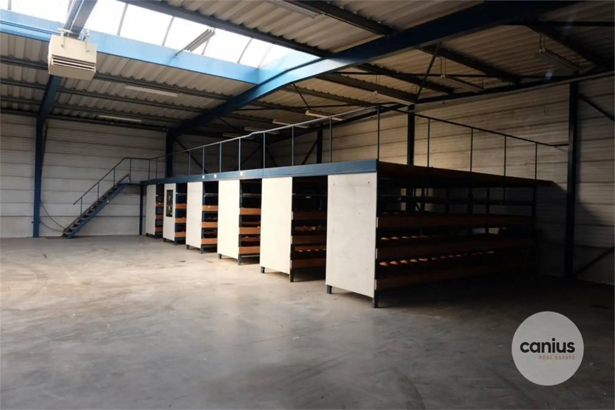 COMMERCIEEL GEBOUW MET MAGAZIJN EN WONING OP EEN ZICHTBARE LOCATIE  foto 22