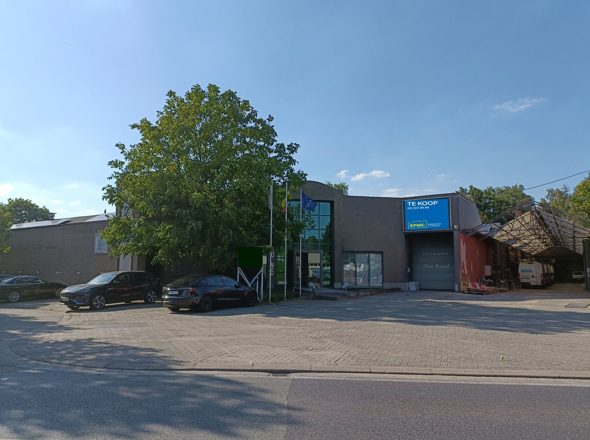 Bedrijfsgebouw te koop in Mortsel foto {{pictureIndex}}