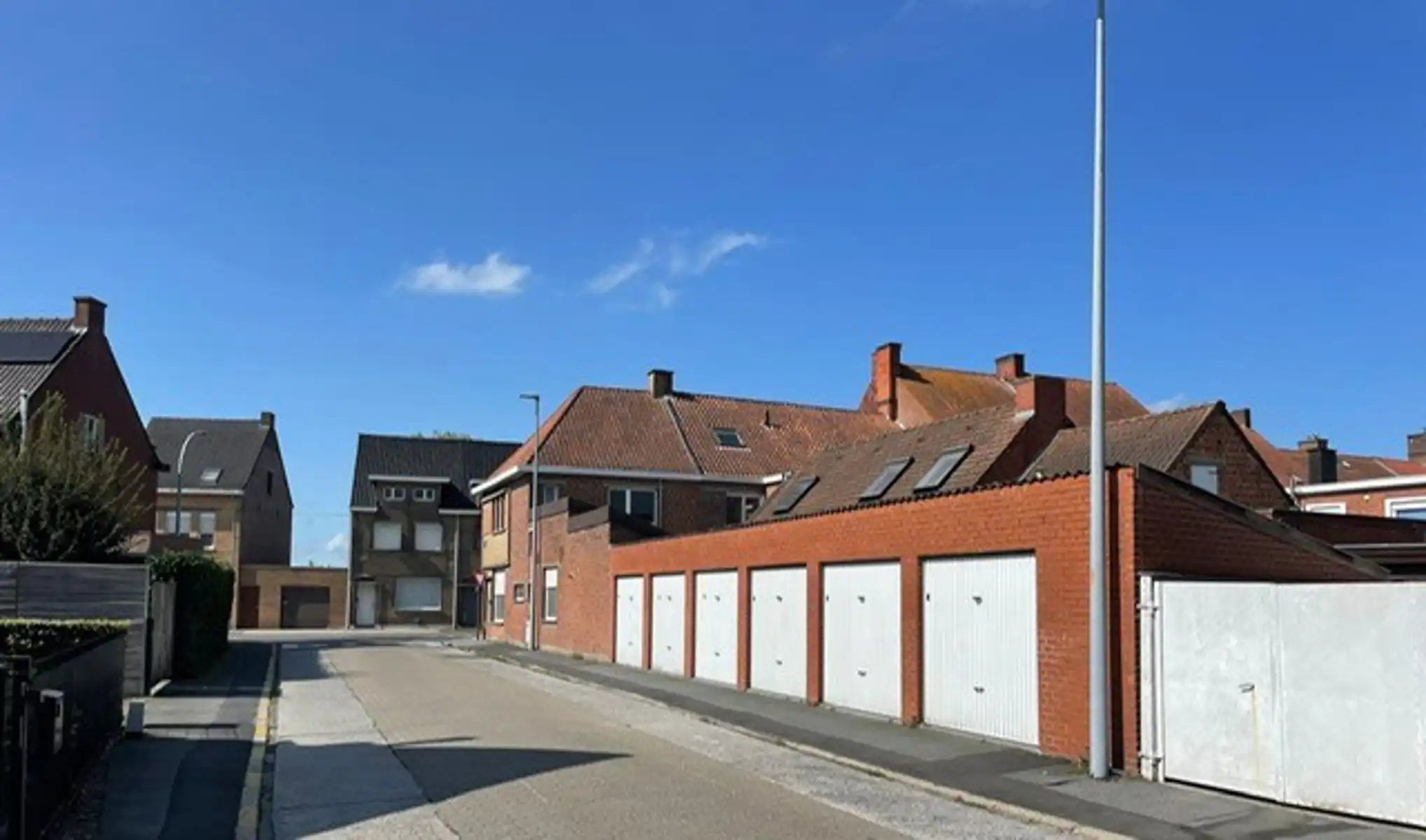 Garagebox met kantelpoort gelegen in het centrum van Tielt. foto 4