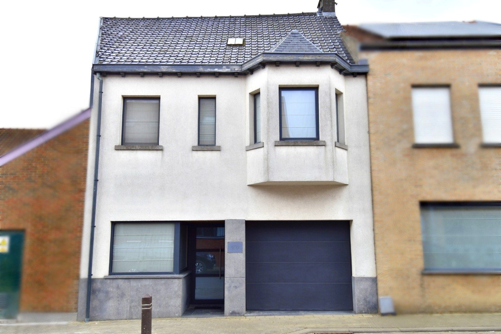 Instapklaar pareltje met 3 slaapkamers, praktijkruimte en toffe tuin te koop centrum-Bellegem foto {{pictureIndex}}