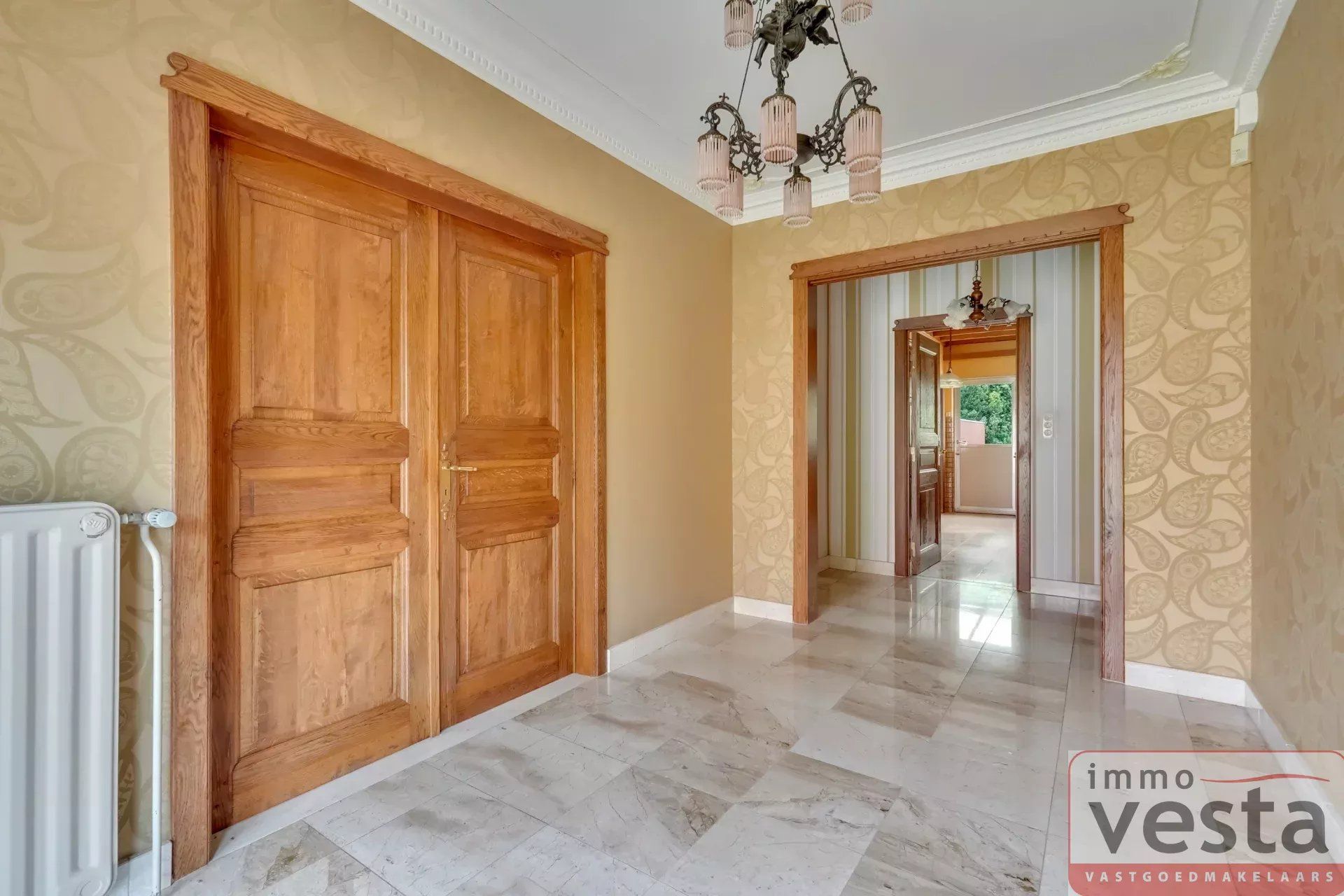 Ruime, op te knappen villa met handelsruimte foto 7