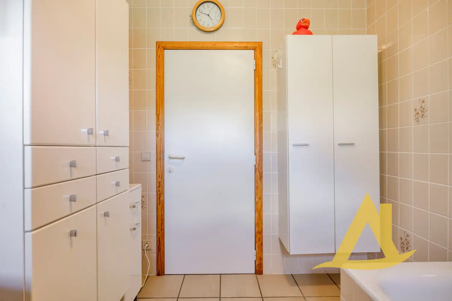 RUSTIG GELEGEN, INSTAPKLARE WONING MET TUIN RONDOM EN RUIME OPRIT foto 22