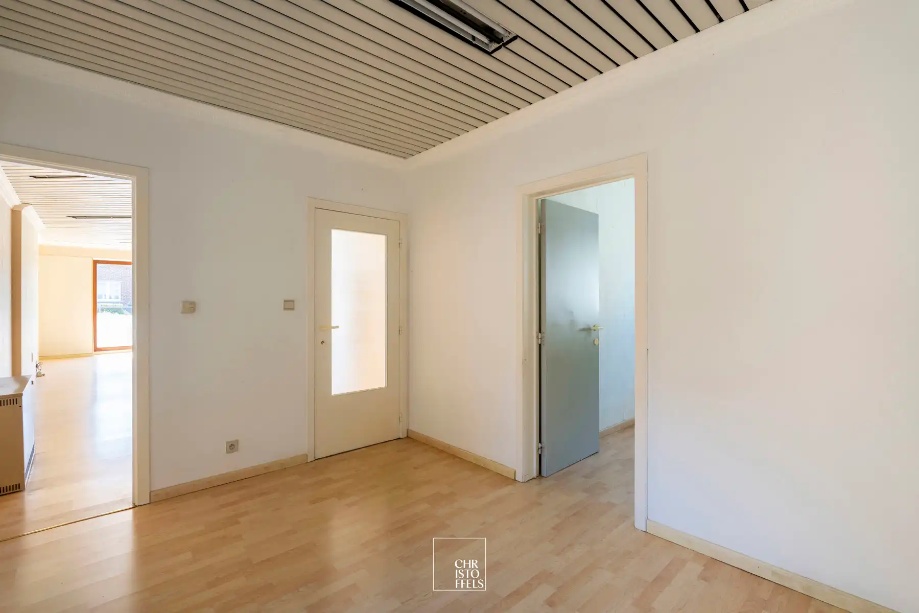 Te renoveren handelspand met bovenwoning, gelegen op een ideale locatie en met veel potentieel! foto 4