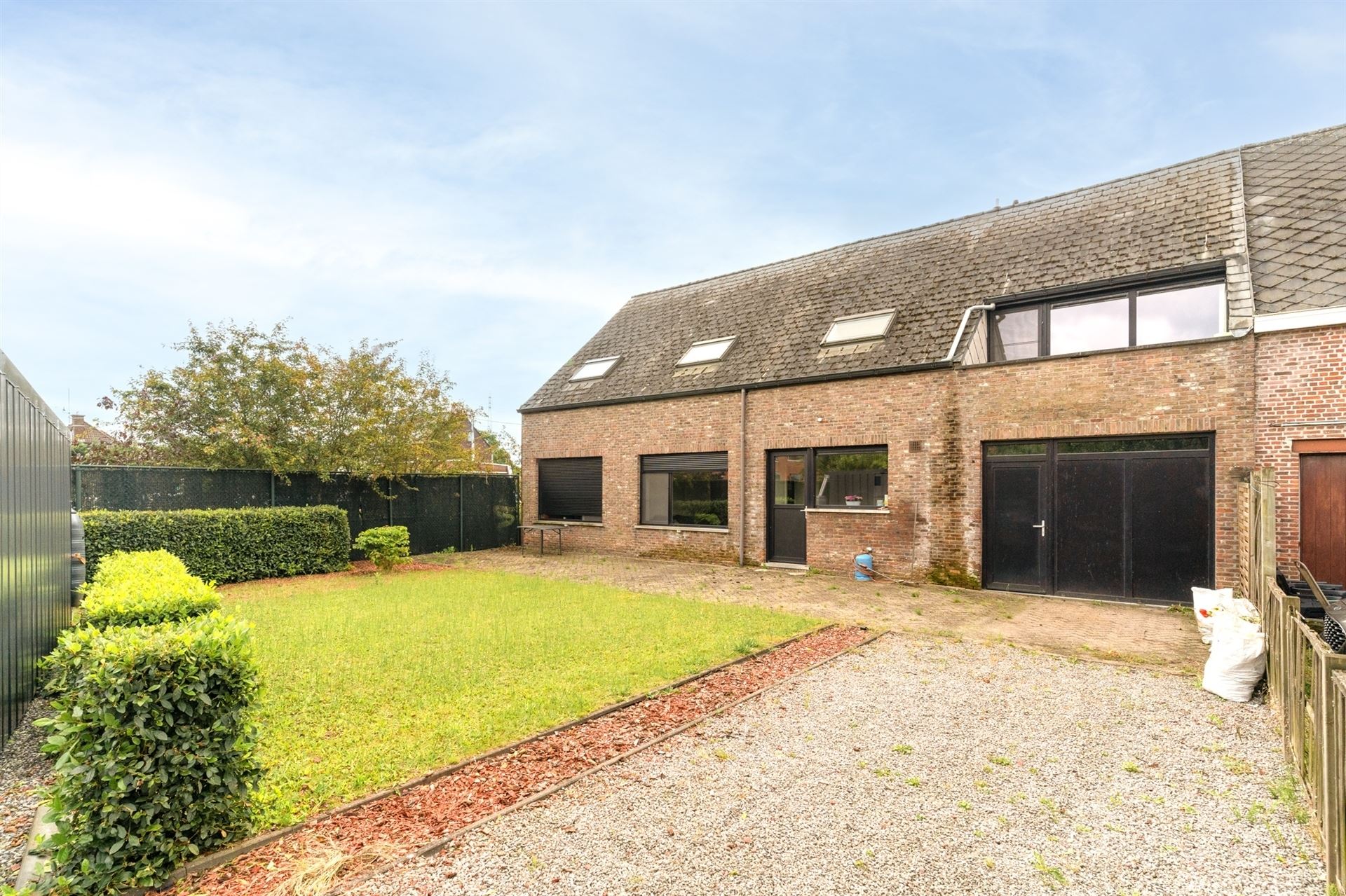 Gelijkvloers app met tuin, garage en carport! foto 2