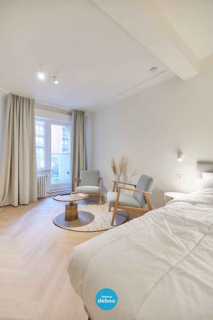 Ruime gerenoveerde studio met zonneterras op de zeedijk van Oostende foto 11