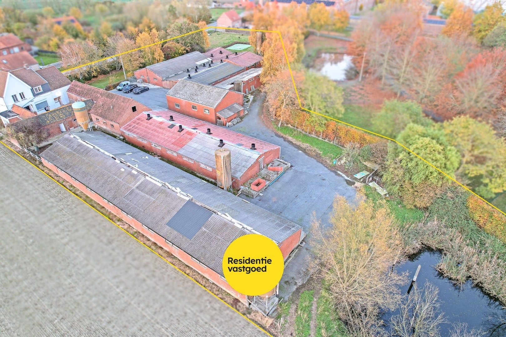 Te renoveren boerderij op een perceel van 7.066m² met loods en diverse bijgebouwen foto 2