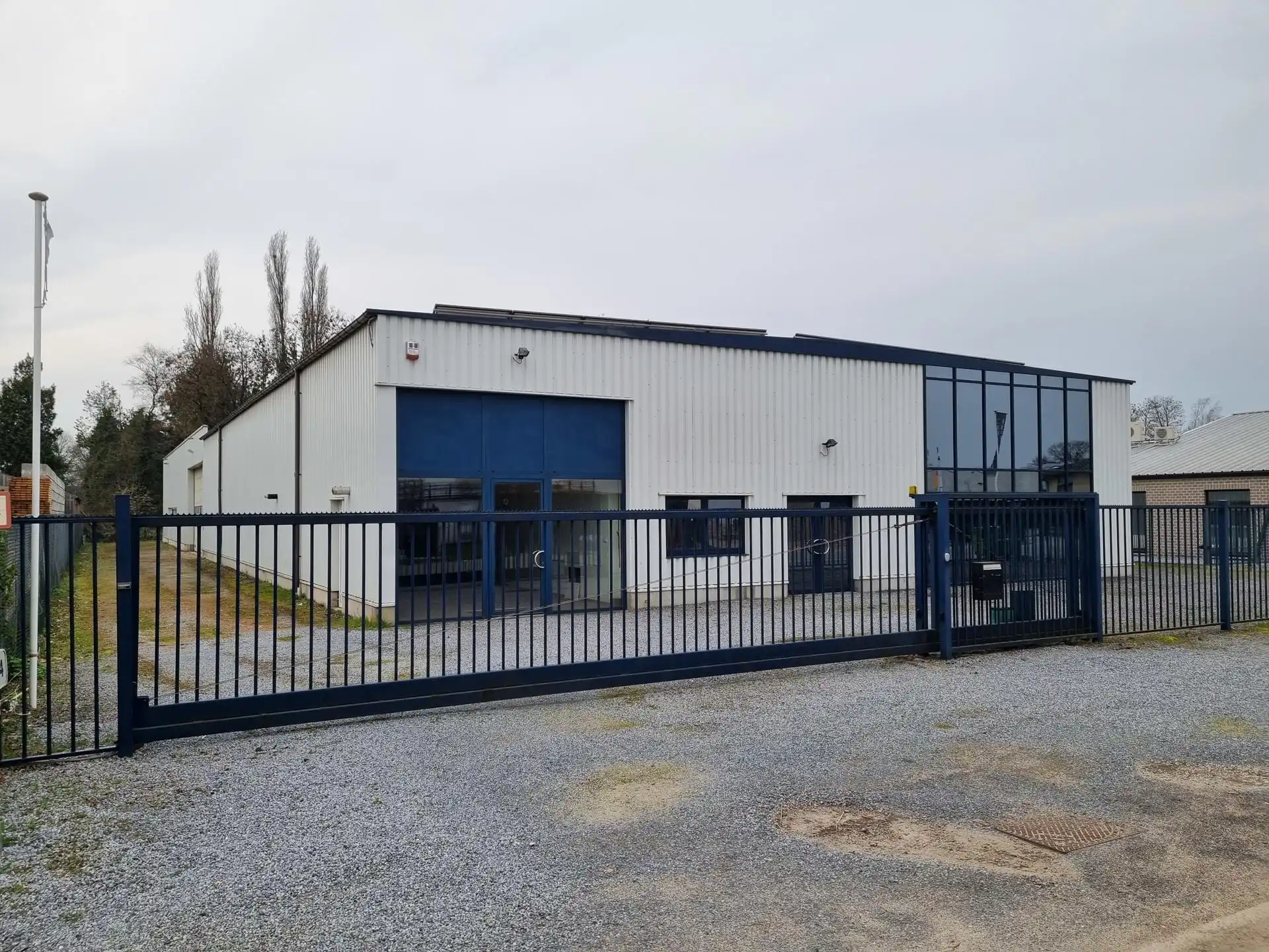 TE HUUR: bedrijfsgebouw van 1200m² met kantoren foto 3