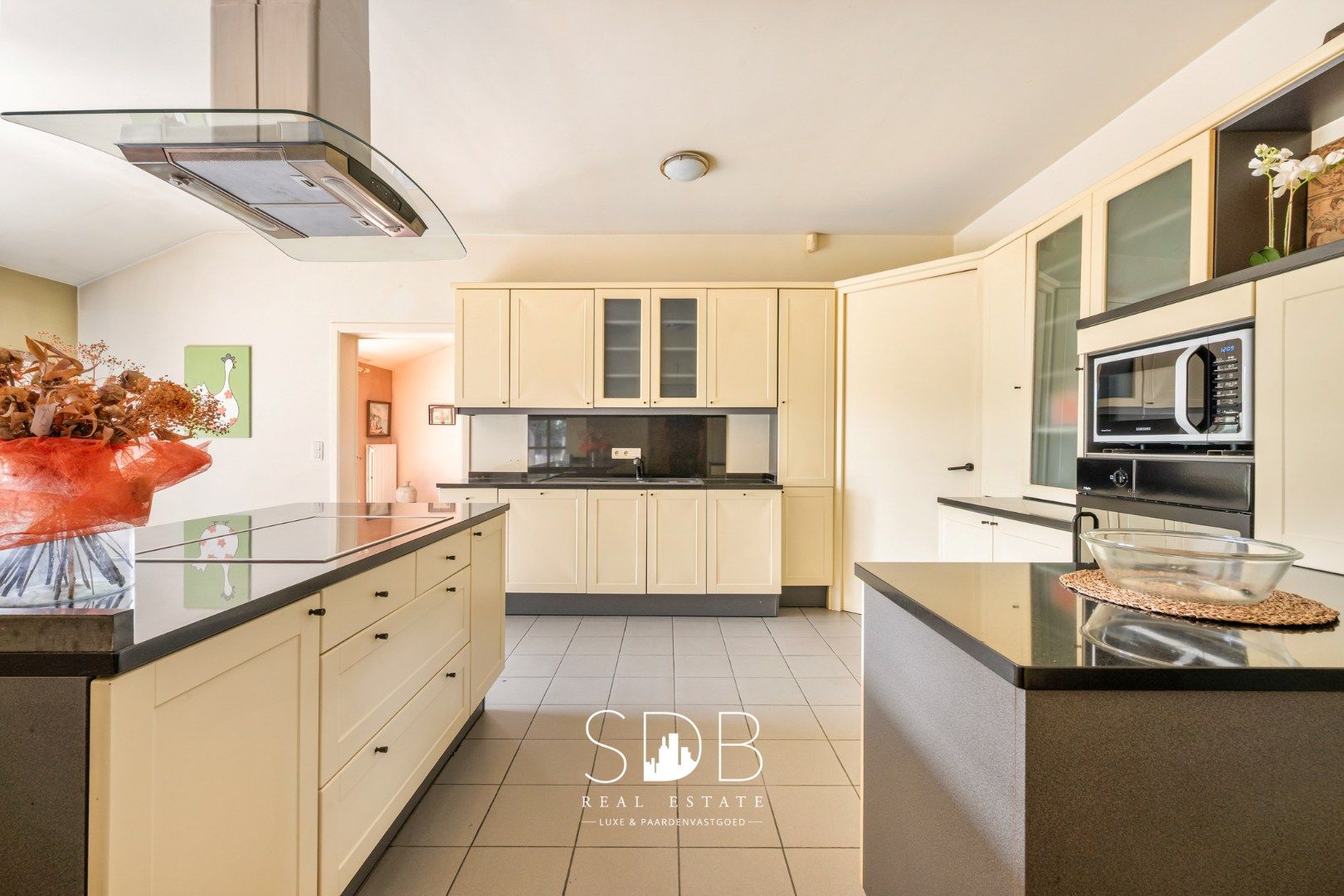 Hedendaagse villa met gezinstuin en graslanden op 7.496m² foto 14