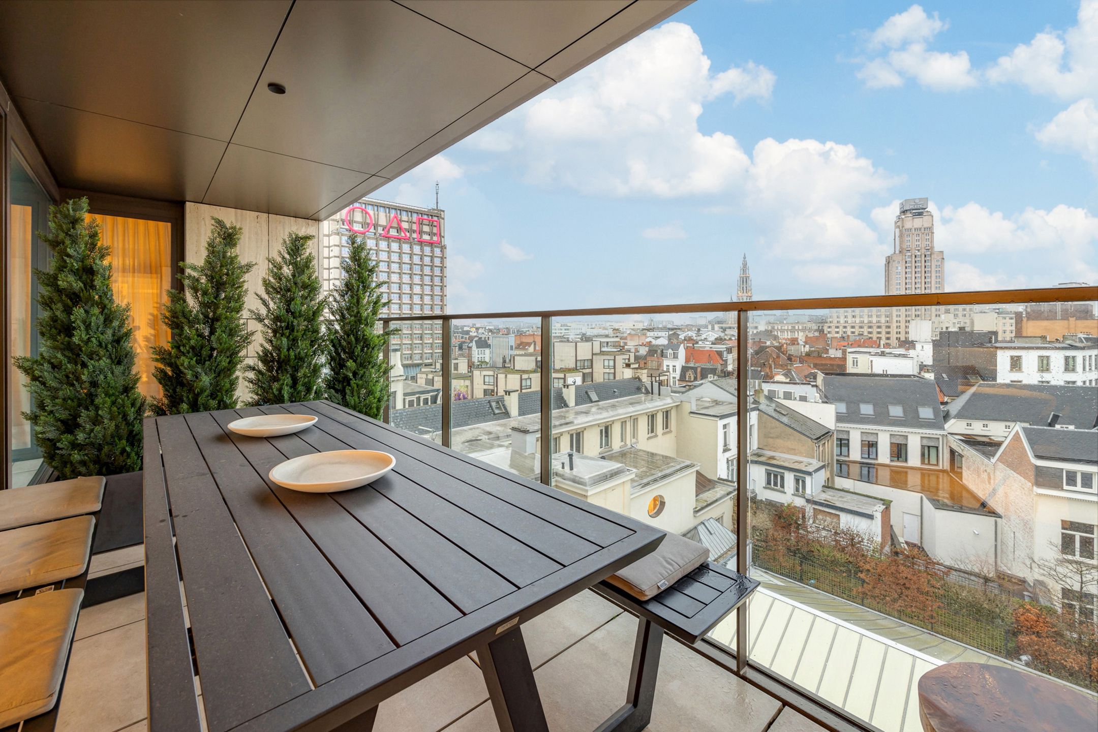ANTWERPEN - Top gelegen en subliem afgewerkt appartement met zicht op Kathedraal en Bourlaschouwburg! foto 2