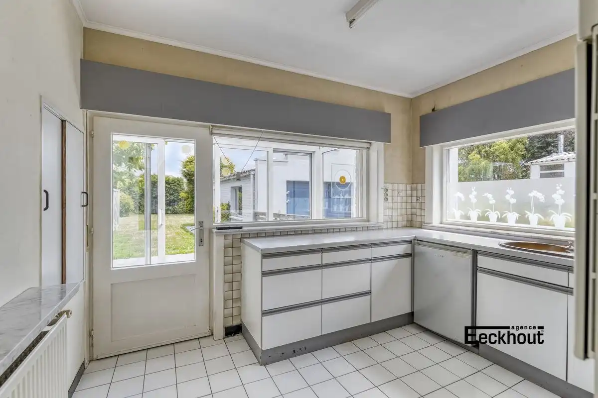 Halfopen bungalow met prachtige tuin en garage! foto 8