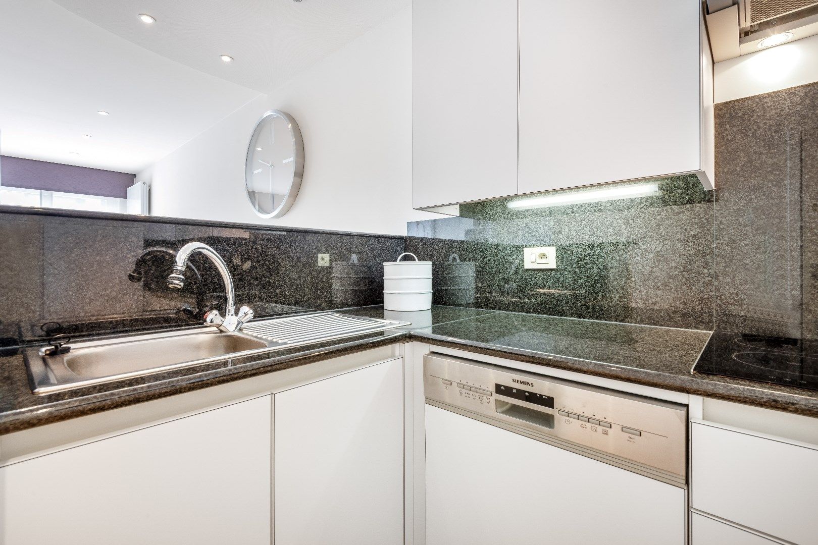 Aangenaam appartement met groot zonneterras gelegen in een rustige zijstraat van de Dumortierlaan. Parking mogelijk. foto 21