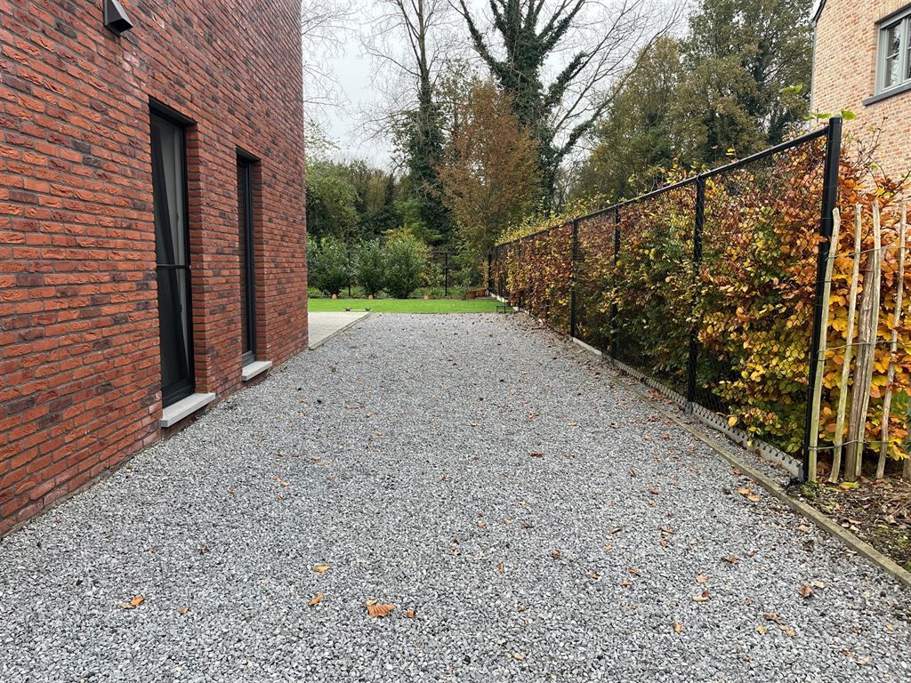 Moderne gezinswoning met garage, op rustige locatie nabij het centrum foto 3