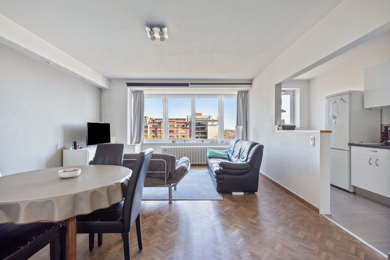 Goed onderhouden, ruim twee slaapkamer appartement met terras foto 4