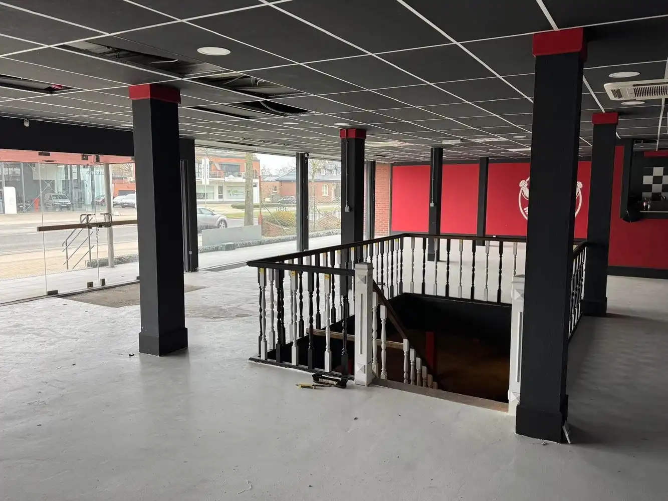 Handelspand met maximale zichtbaarheid langs de Rijksweg in Maasmechelen foto 2